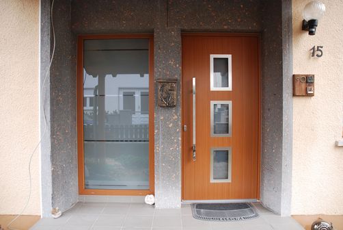 Kunststoff Haustür Holzoptik mit Stoßgriff und feststehendem Glaselement satiniert