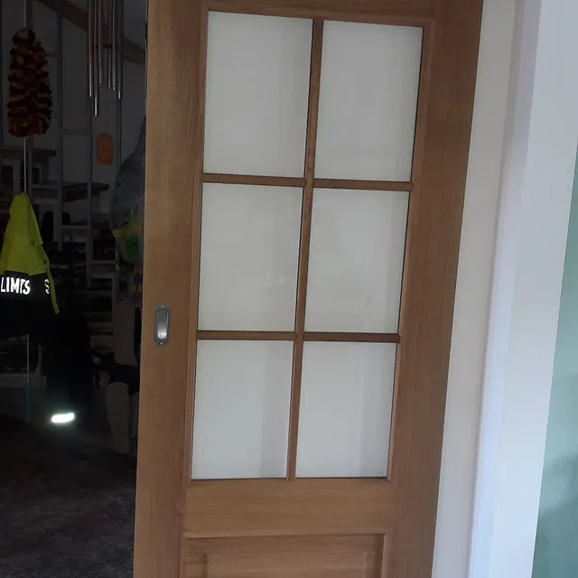 Holzschiebetür mit Glaseinsätzen