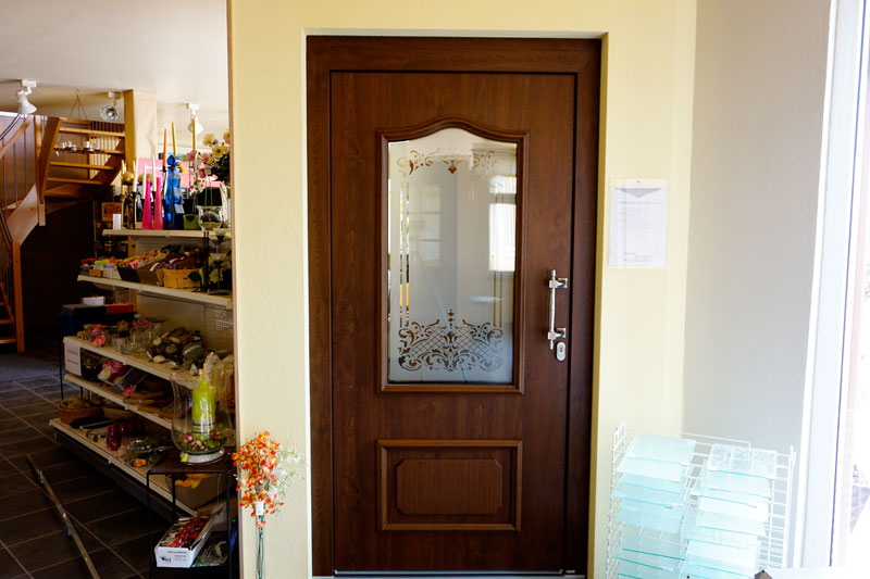 Kunststoff Haustür in Sapeli mit Ornamentglas