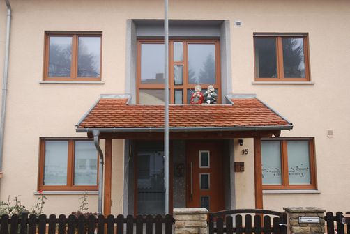 Hausfassade mit Kunststofffenstern und Haustürelement in Holzoptik