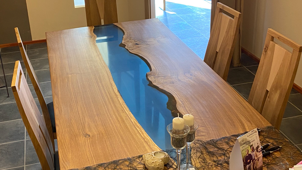 Holztisch mit Epoxidharzfüllung