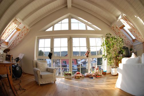 Fensterfront Dachgeschoss mit Sprossenfenstern
