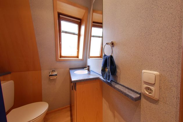 Badausbau in Ahorn mit Waschtisch aus Cristalan