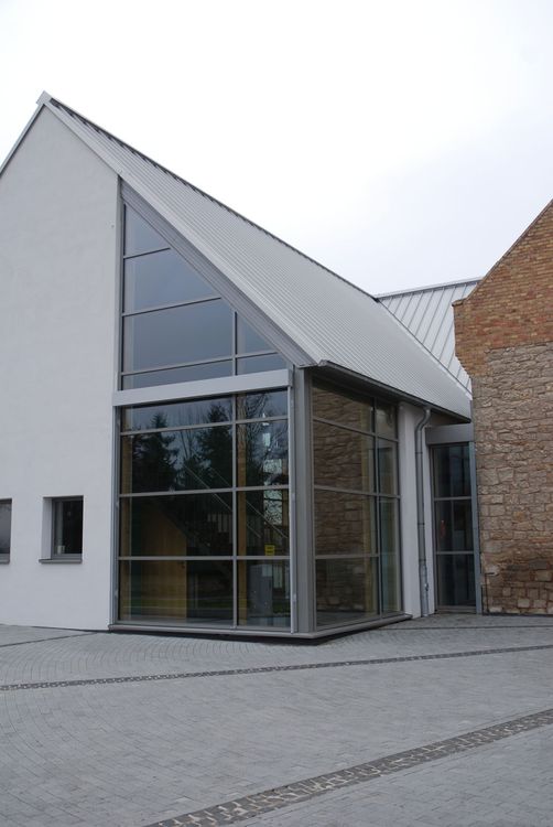 Pfosten-Riegel-Fassade schiefergrau