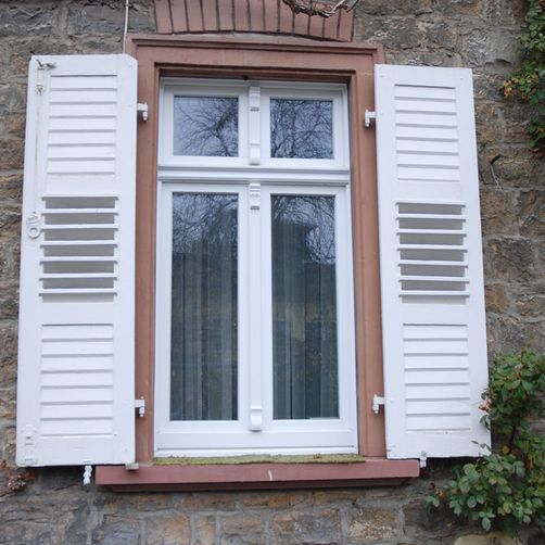 Altbaufenster Holz weiß mit Holzklappläden weiß