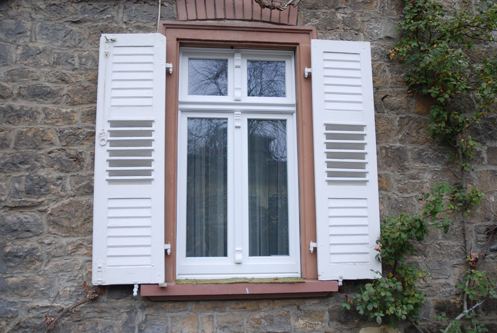 Altbaufenster Holz weiß mit Holzklappläden weiß