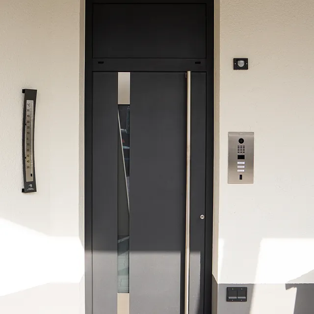 Kunststoffhaustür Anthrazit mit Stoßgriff