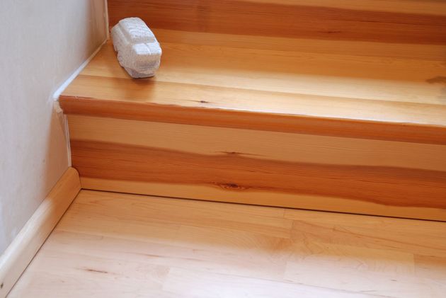 Verkleidung Treppenstufen Kiefernholz