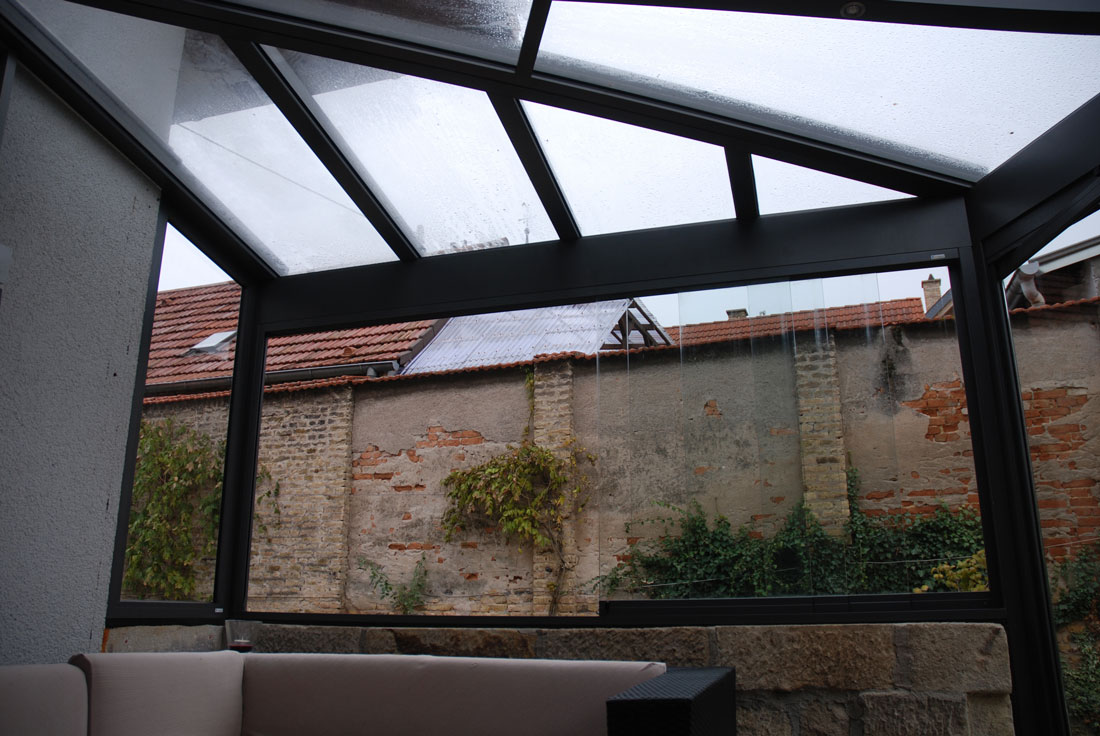 Terrassenüberdachung Aluminium in anthrazit mit integrierter LED-Beleuchtung