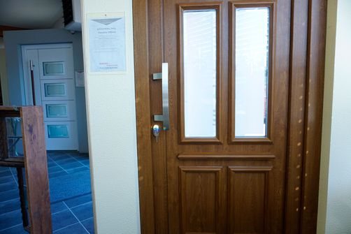 Kunststoffhaustür in Golden Oak Optik und Lichtausschnitt