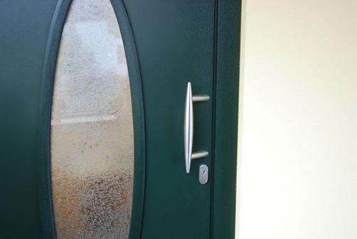 Haustür mit Strukturglas in „Eisblume“ und Stoßgriff „Maike“