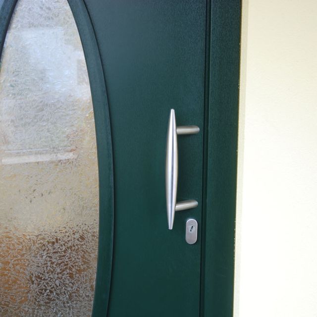 Haustür mit Strukturglas in „Eisblume“ und Stoßgriff „Maike“