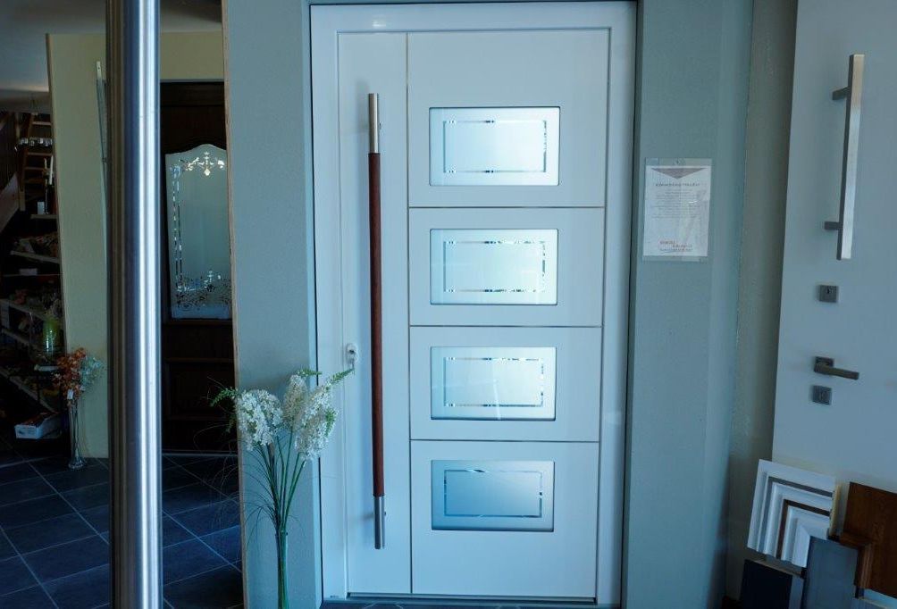 Moderne Haustür weiß mit satinierten Glaselementen und Stoßgriff in Holz-/ Edelstahloptik