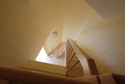 Treppenhaus mit Holztreppe Buche