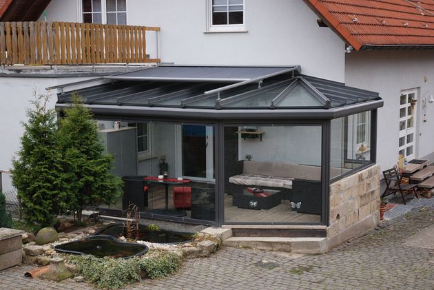 Terrassenüberdachung mit aufgesetzter Wintergartenmarkise