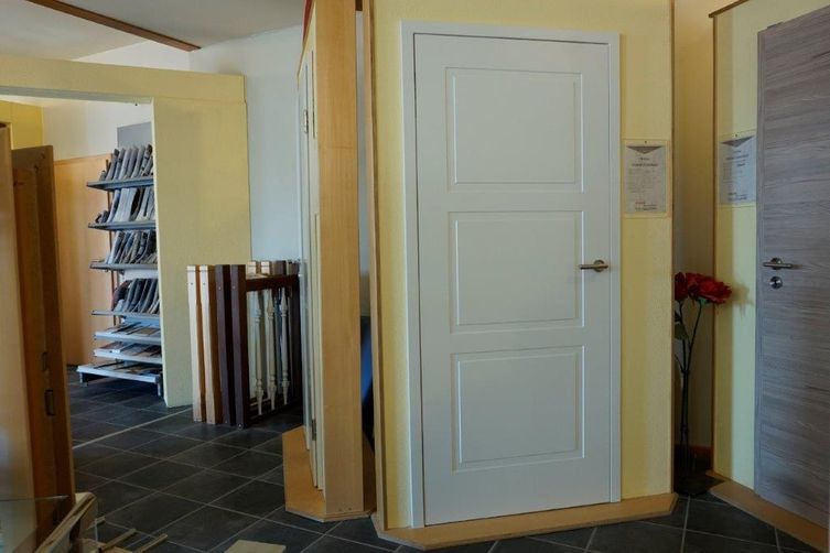 moderne Kassettentür Weißlack mit verdecktliegenden Bändern und Magnetfallenschloss